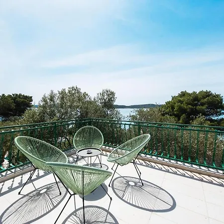 Awesome In W/ Outdoor Swimming Pool And 6 Bedrooms *