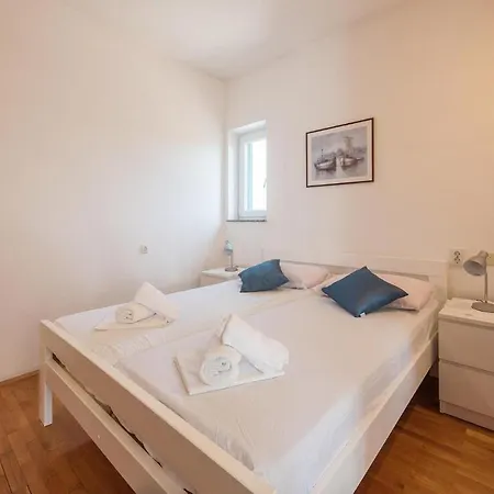 Awesome In W/ Outdoor Swimming Pool And 6 Bedrooms Holiday home Pirovac