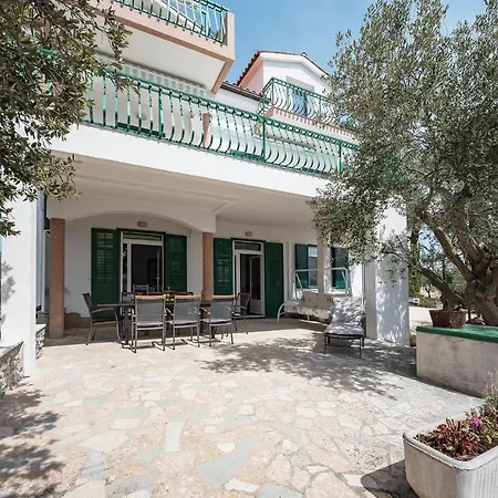 Awesome In W/ Outdoor Swimming Pool And 6 Bedrooms *