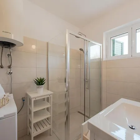 Awesome In W/ Outdoor Swimming Pool And 6 Bedrooms *