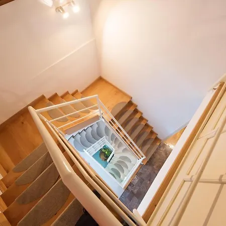 Awesome In W/ Outdoor Swimming Pool And 6 Bedrooms *