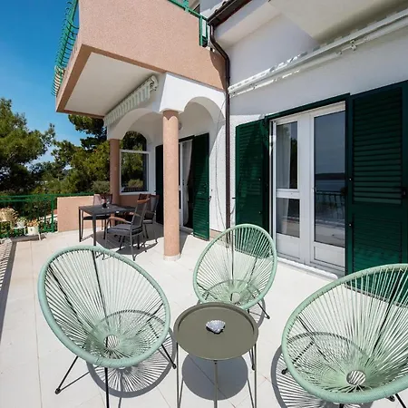 Awesome In W/ Outdoor Swimming Pool And 6 Bedrooms *