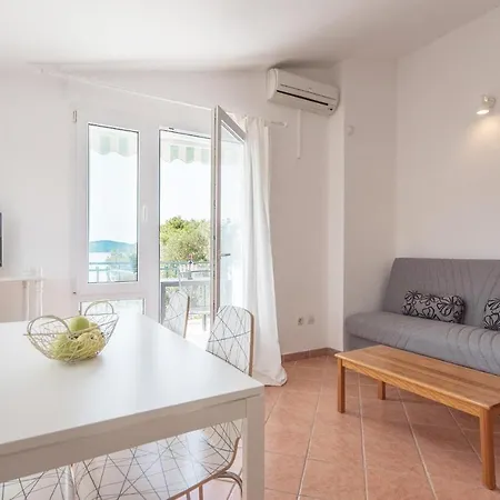 Awesome In W/ Outdoor Swimming Pool And 6 Bedrooms Holiday home Pirovac