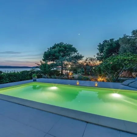 Awesome In W/ Outdoor Swimming Pool And 6 Bedrooms