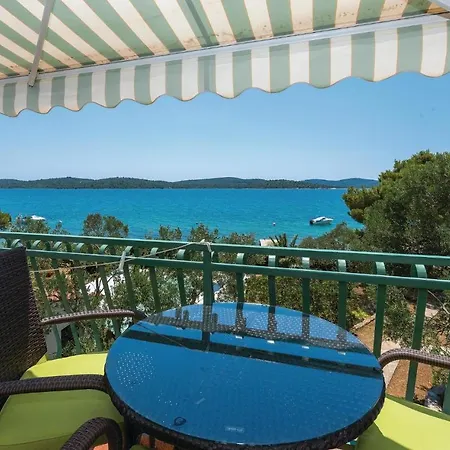 Awesome In W/ Outdoor Swimming Pool And 6 Bedrooms *