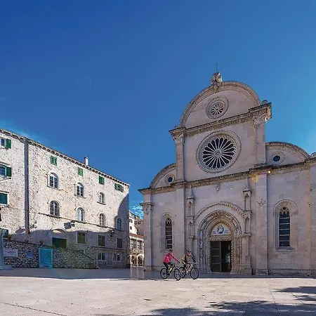 Awesome In W/ Outdoor Swimming Pool And 6 Bedrooms Holiday home Pirovac