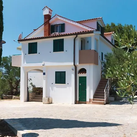 Awesome In W/ Outdoor Swimming Pool And 6 Bedrooms